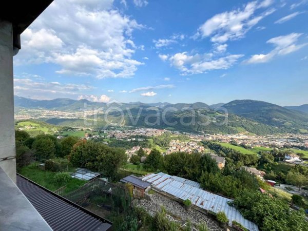 casa indipendente in vendita a Gazzaniga in zona Orezzo