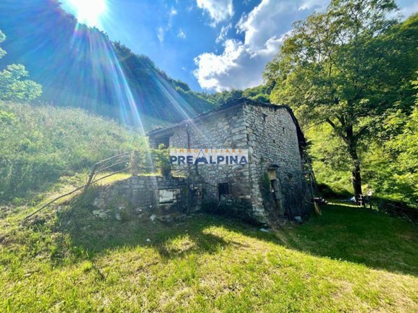 casa indipendente in vendita a Gazzaniga in zona Orezzo