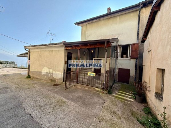 casa indipendente in vendita a Gazzaniga in zona Orezzo