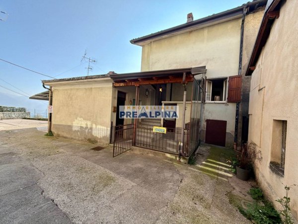 casa indipendente in vendita a Gazzaniga in zona Orezzo