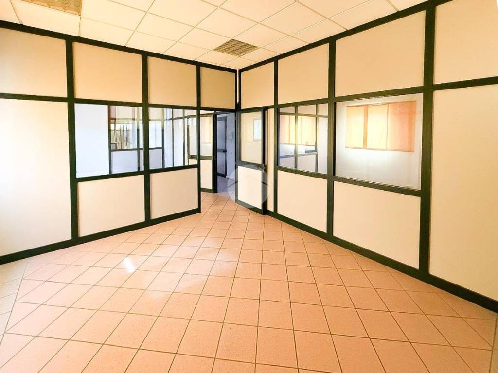 locale commerciale in vendita a Ghisalba
