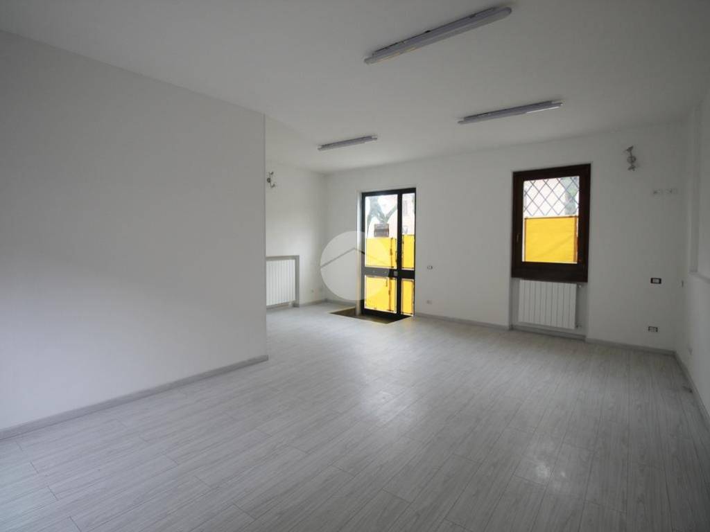 negozio in vendita a Ghisalba