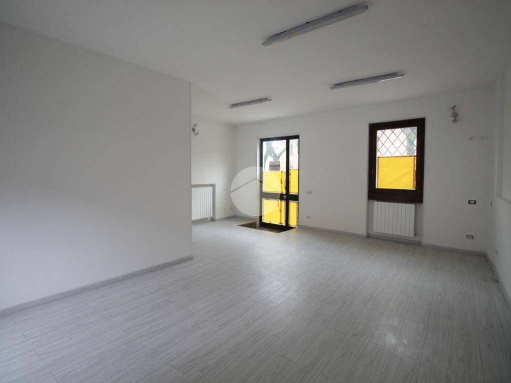 negozio in vendita a Ghisalba