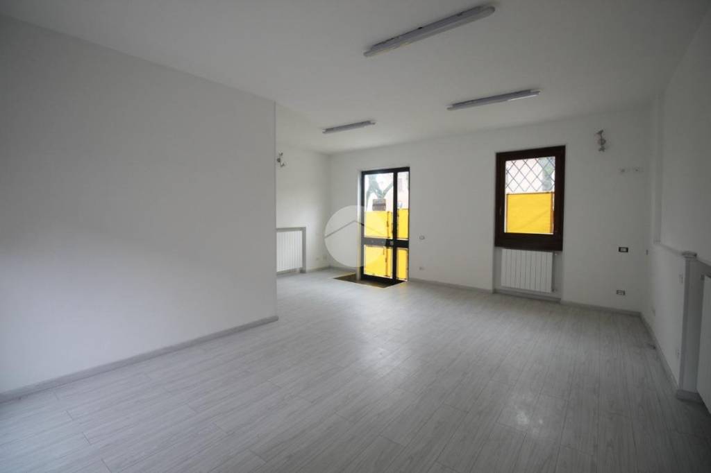 negozio in vendita a Ghisalba