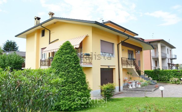 casa indipendente in vendita a Gorlago in zona Montecchi