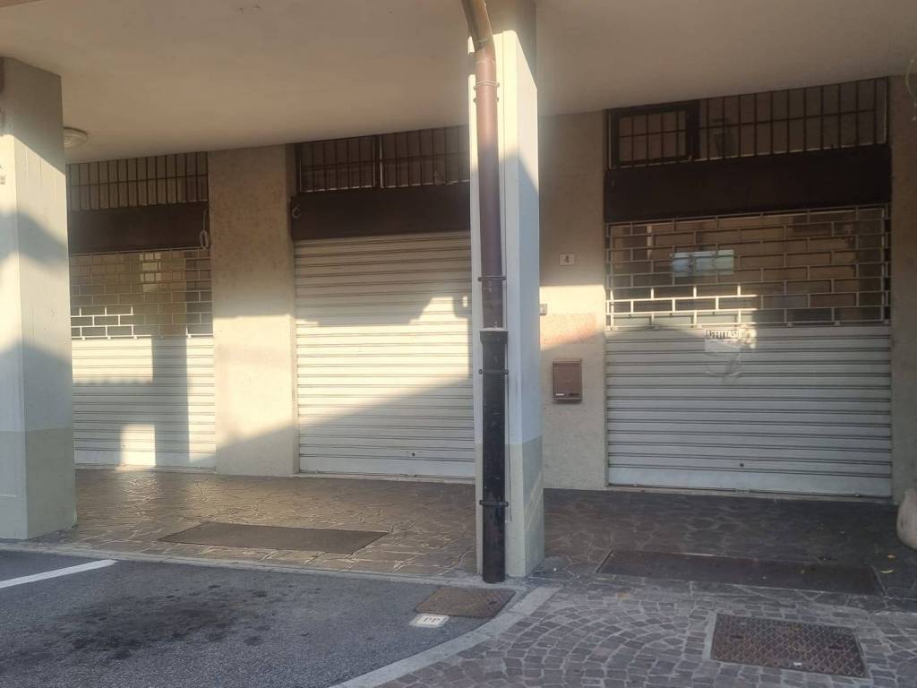 negozio in vendita a Gorlago in zona Borghetti