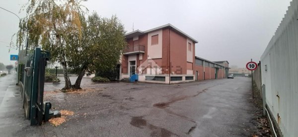 capannone in vendita a Gorle
