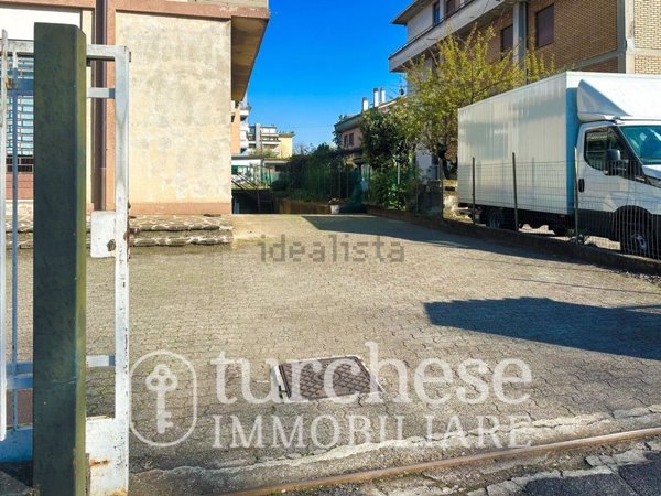 locale di sgombero in vendita a Gorle