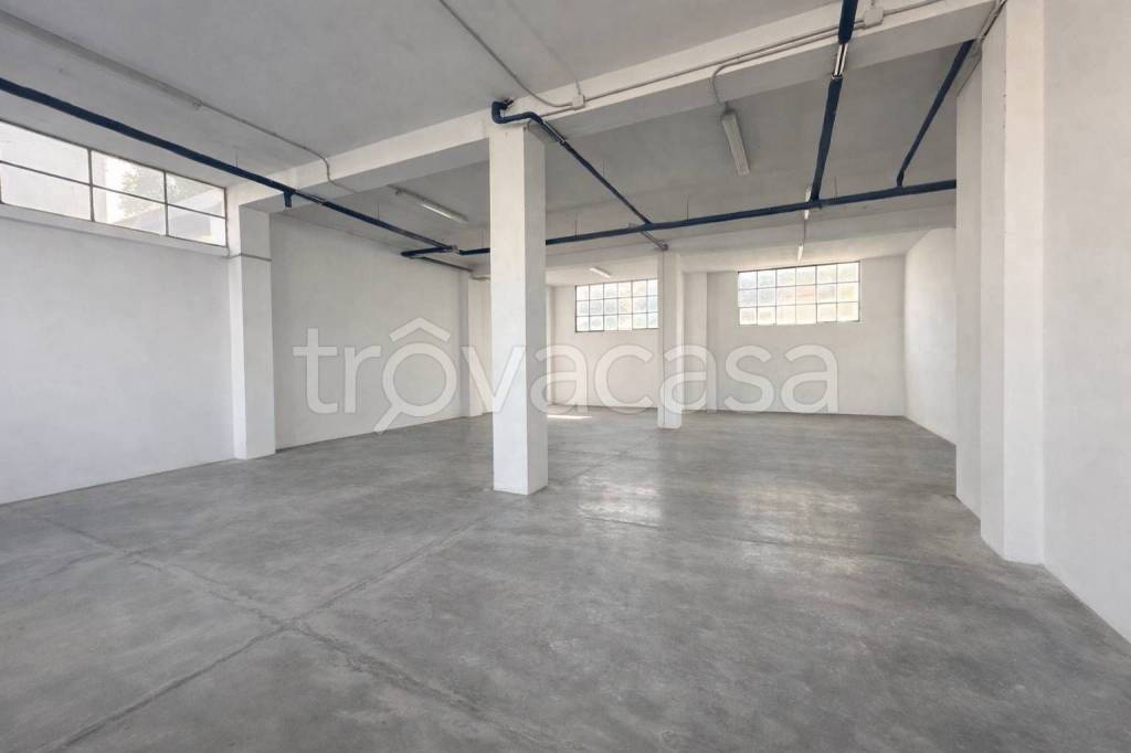 locale commerciale in vendita a Gorle