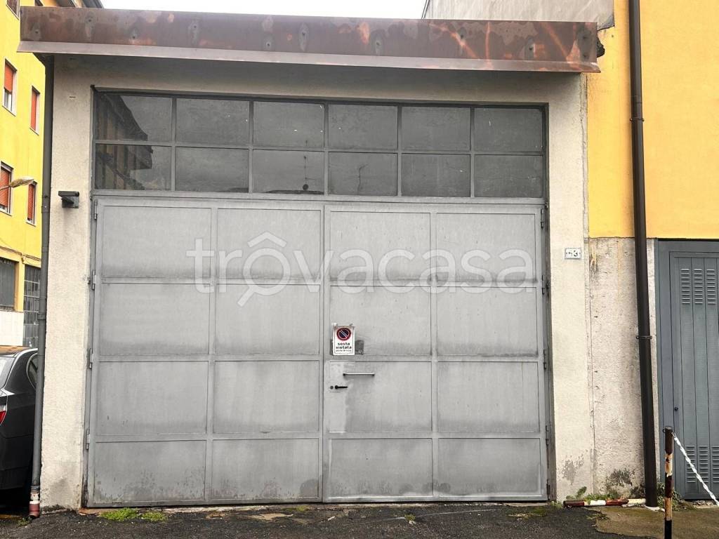 locale di sgombero in vendita a Gorle