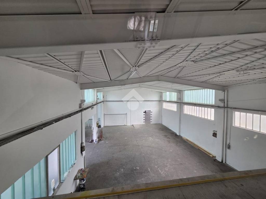 locale commerciale in vendita a Gorle