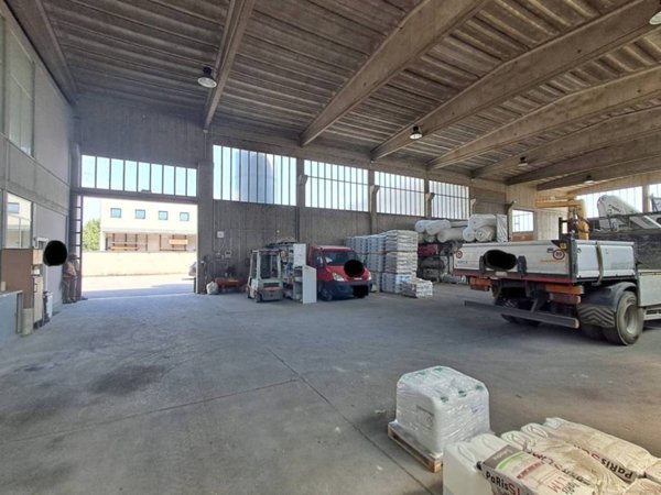 locale commerciale in vendita a Gorle