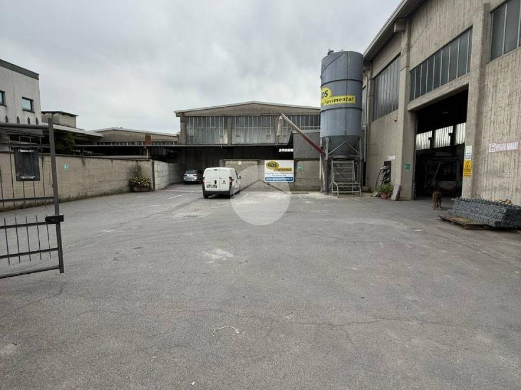 locale commerciale in vendita a Gorle