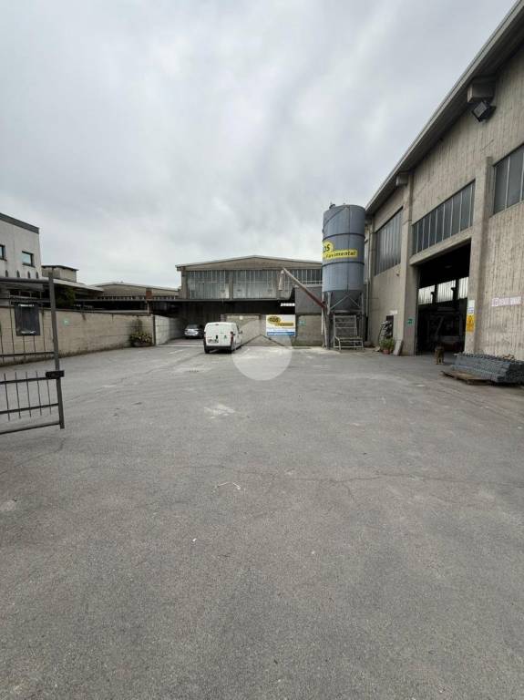 locale commerciale in vendita a Gorle