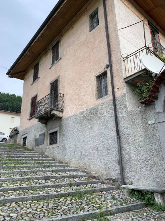 casa indipendente in vendita a Gorno
