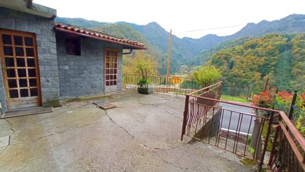 casa indipendente in vendita a Gorno