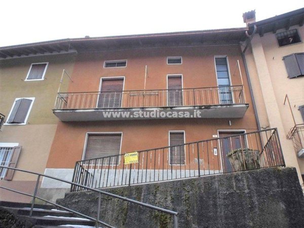 casa indipendente in vendita a Gorno