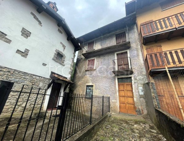 casa indipendente in vendita a Gorno