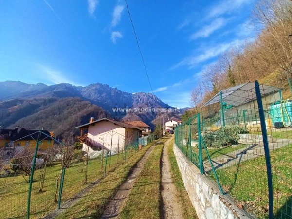 villa in vendita a Gorno