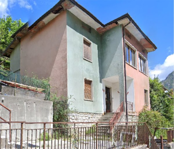 casa indipendente in vendita a Gorno