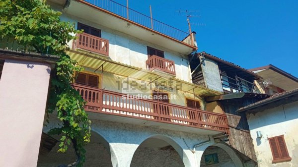 esavano in vendita a Gorno
