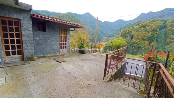 casa indipendente in vendita a Gorno