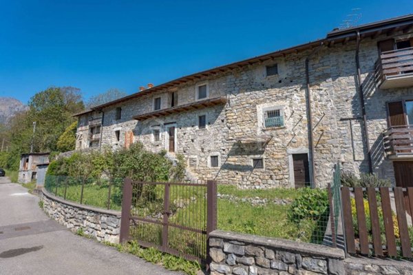 casa indipendente in vendita a Gorno