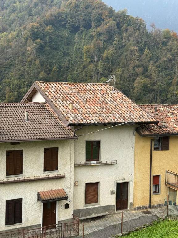 casa indipendente in vendita a Gorno in zona Campello