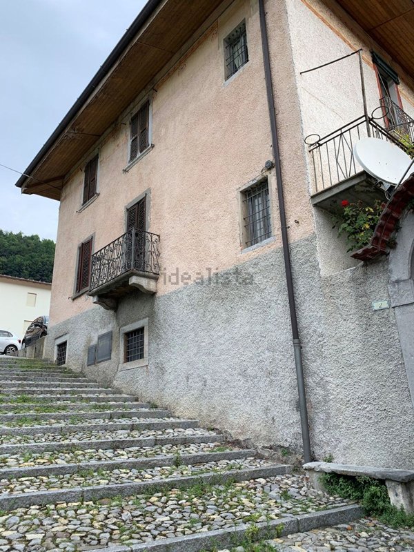casa indipendente in vendita a Gorno