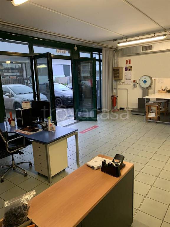 locale commerciale in vendita a Grassobbio