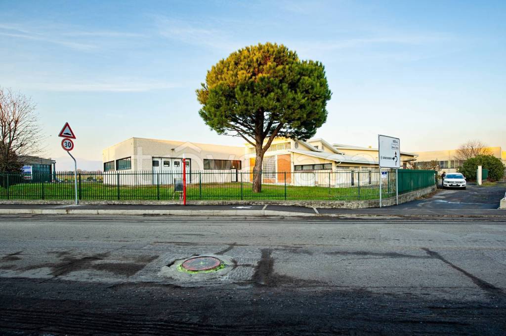 locale commerciale in vendita a Grassobbio