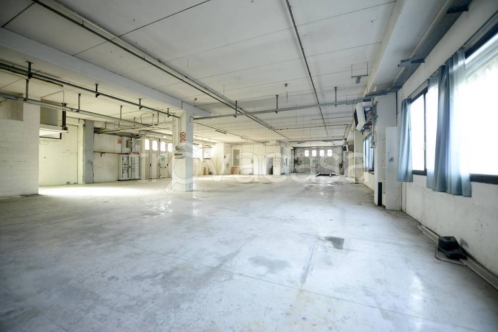 locale commerciale in vendita a Grassobbio