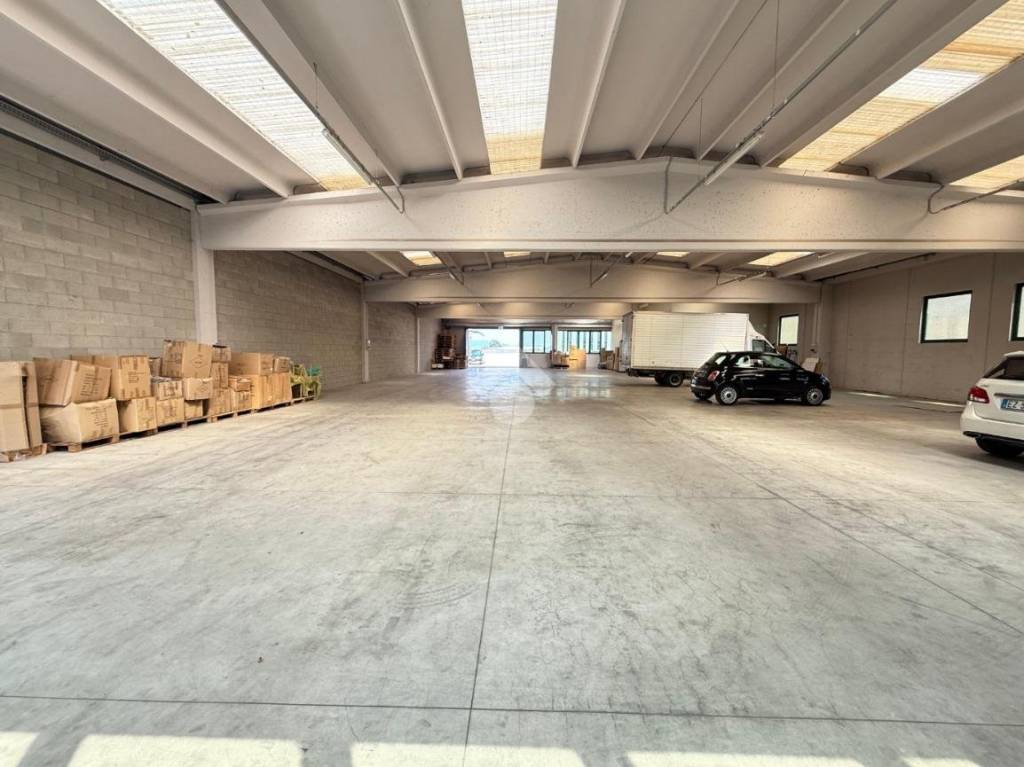 locale commerciale in vendita a Grassobbio