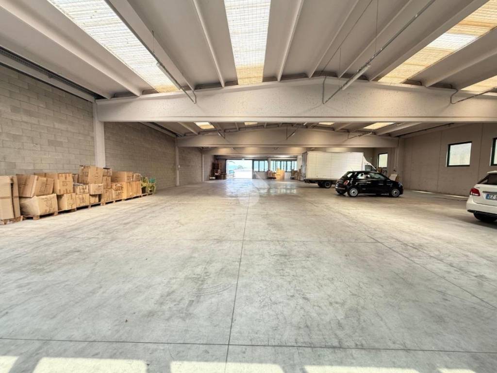 locale commerciale in vendita a Grassobbio