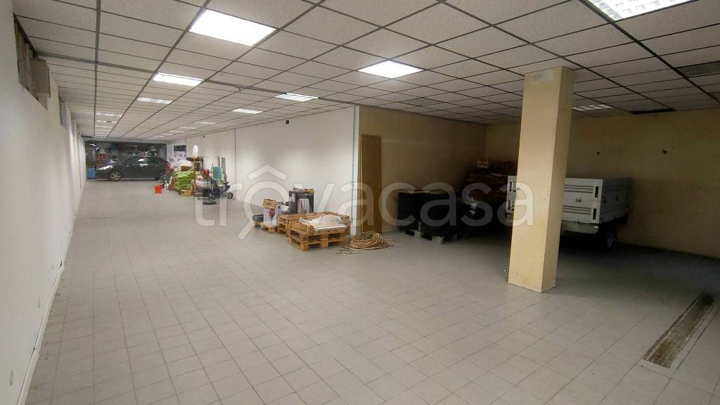 locale commerciale in vendita a Grumello del Monte