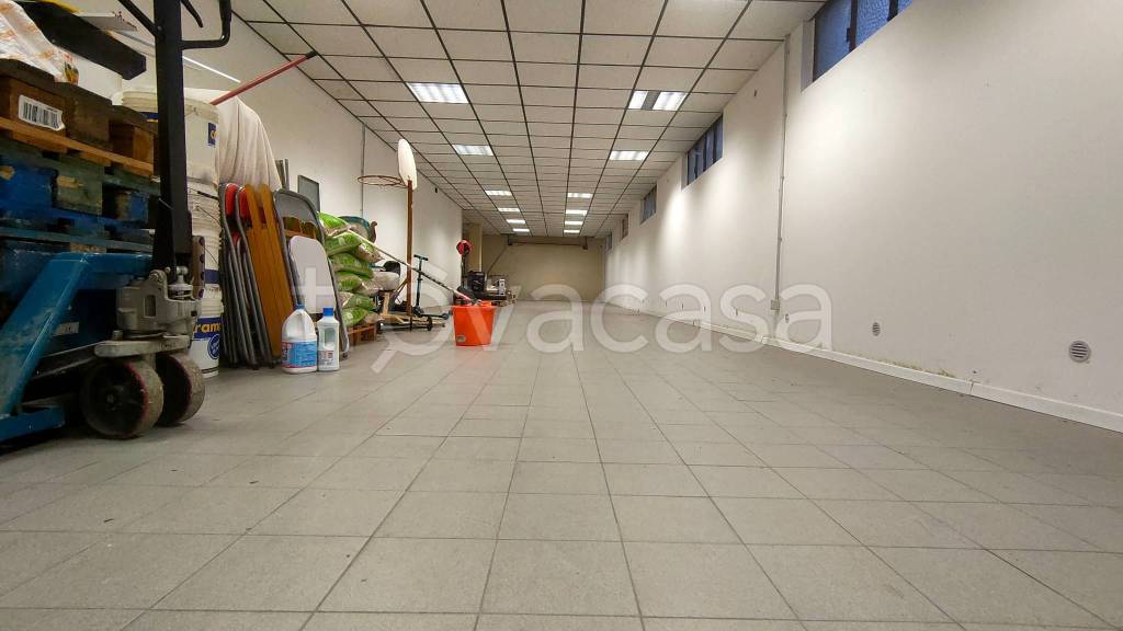 locale commerciale in vendita a Grumello del Monte