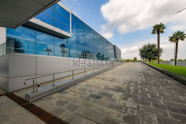 locale di sgombero in vendita ad Isso