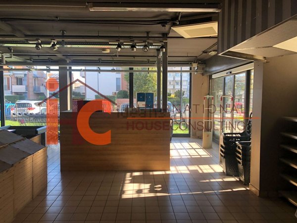 locale commerciale in vendita a Lallio