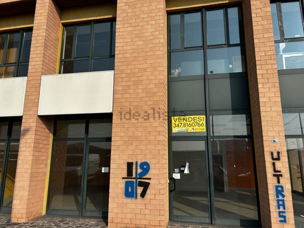 negozio in vendita a Lallio