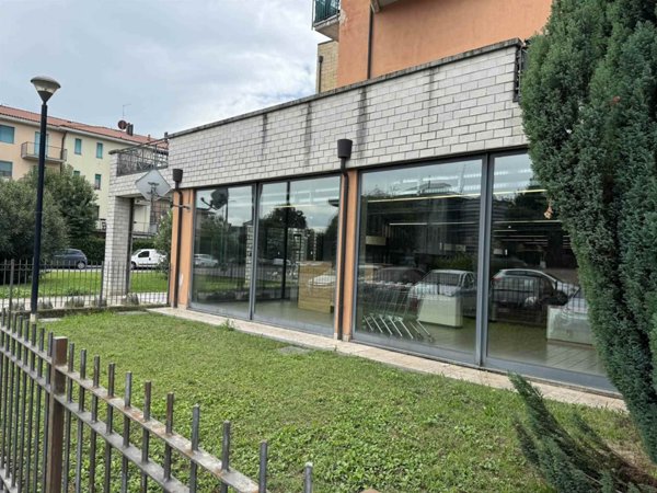 negozio in vendita a Lallio