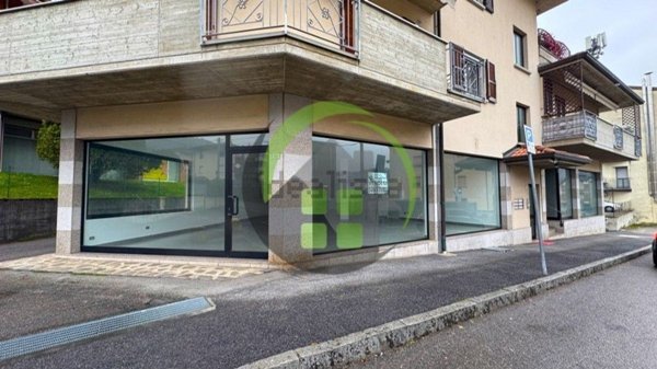 locale commerciale in vendita a Leffe
