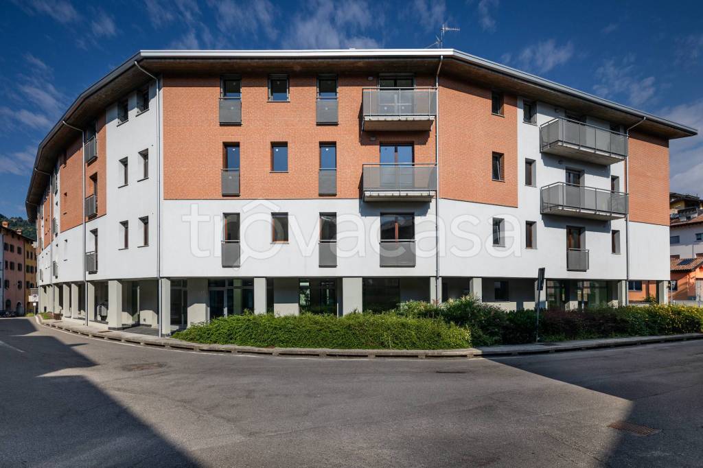 negozio in vendita a Leffe