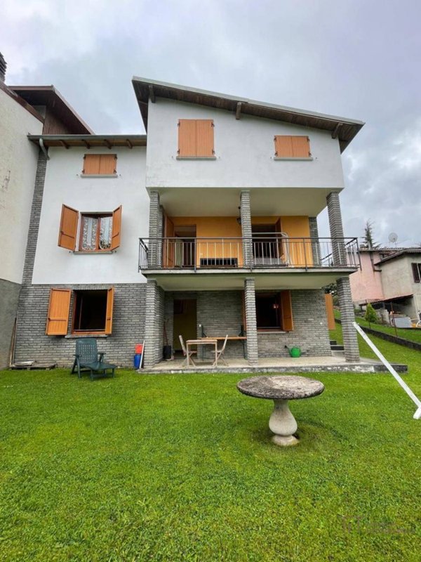 casa indipendente in vendita a Leffe