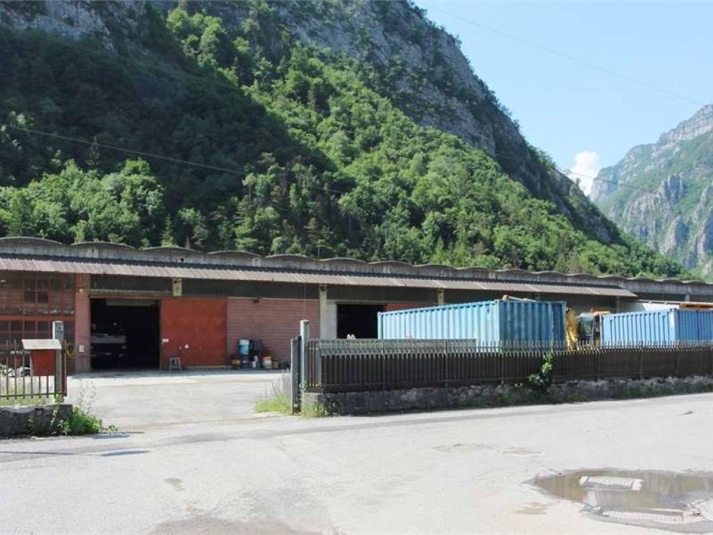 locale commerciale in vendita a Lenna