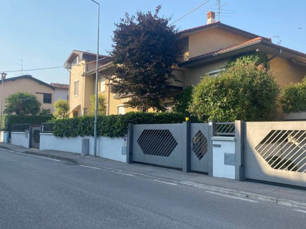 casa indipendente in vendita a Levate