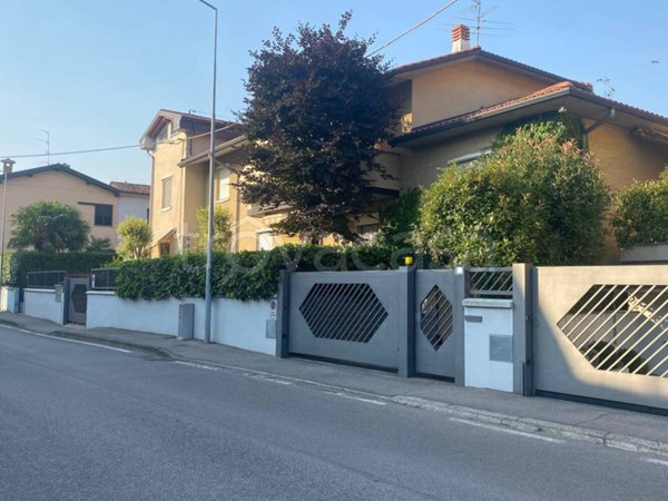 casa indipendente in vendita a Levate