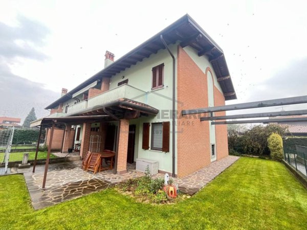 casa indipendente in vendita a Levate