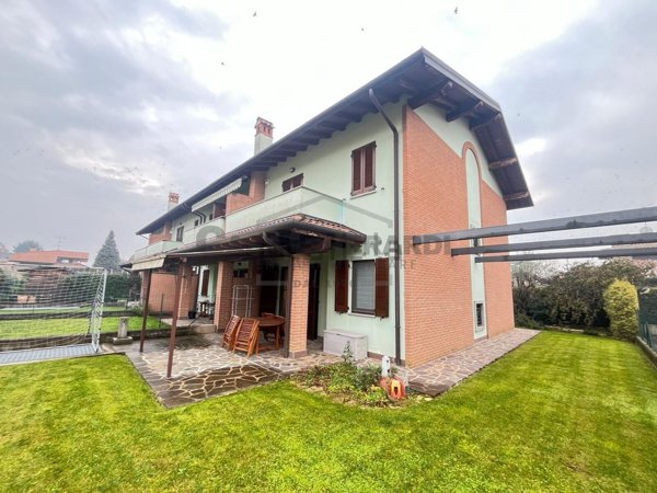 casa indipendente in vendita a Levate