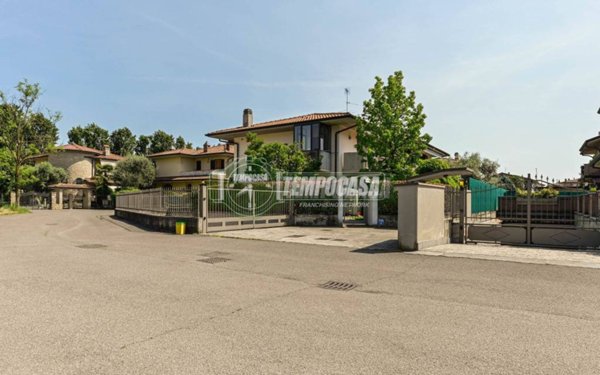 appartamento in vendita a Levate