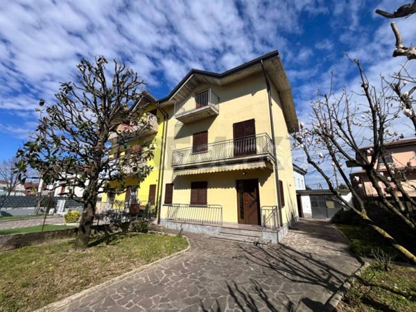 casa indipendente in vendita a Levate